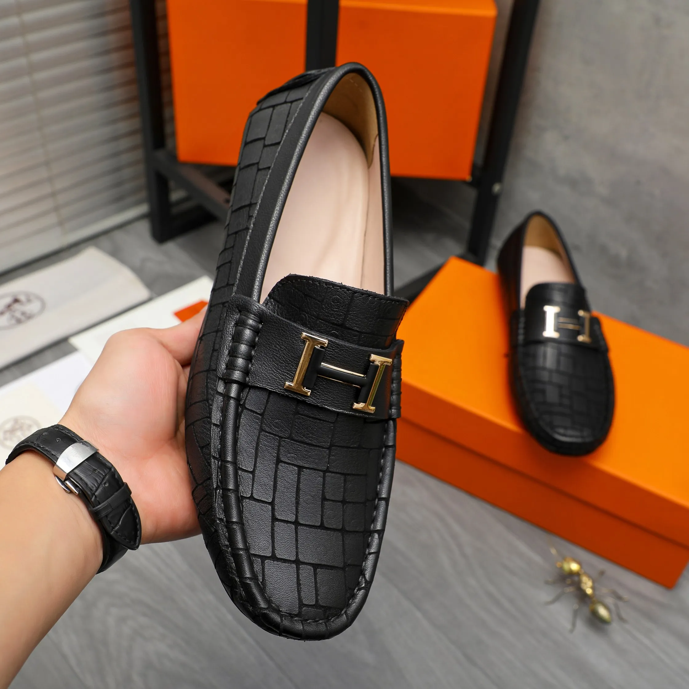 P380 Product trademark: HERMES "Hermes" casual slip-on men's shoes Regular size: 38-45 Product material: Selected embossed cowhide upper, sheepskin lining, rubber outsole